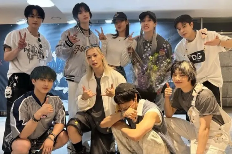 Tunjukan Dukungan untuk Bang Chan, Lisa BLACKPINK Nonton Konser Stray Kids