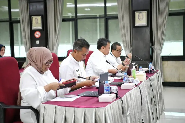 Evaluasi Kinerja Triwulan IV, Bey Machmudin Paparkan Capaian Kinerja 10 Indikator Prioritas 