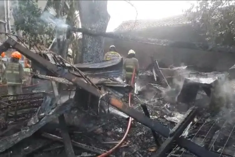 Gudang Rongsok dan Warung di Sukajadi Ludes Terbakar