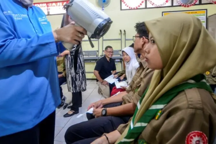 Banyak Pelajar Gunakan Kacamata, Arfi Rafnialdi dan Yayasan AINI Beri Pemeriksaan Mata Gratis