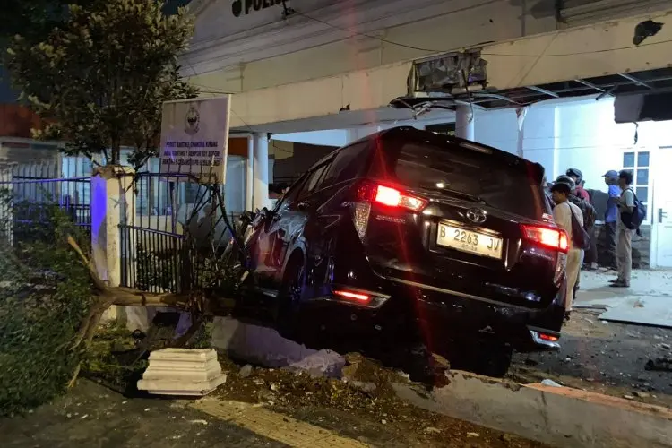 Dihantam Innova Ugal-ugalan, Pagar Markas Denpom III/1 Bogor Rusak Parah