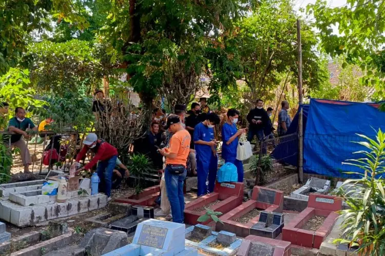 Pembunuhan Antapani, Polisi Lakukan Pembongkaran Makam