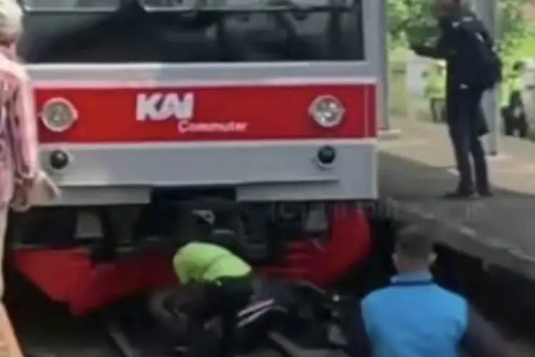 Kecelakaan KRL di Stasiun Citayam: Pengendara Motor Tewas dan Motor Terseret Jauh