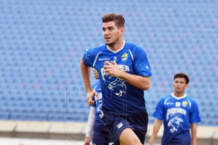 Nick Kuipers Soroti Lapangan Stadion Batakan Jelang Persib vs PSM Makassar