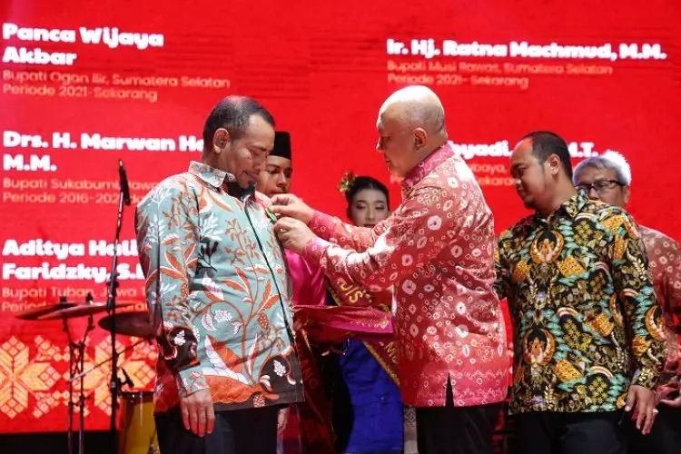 Bupati Bandung  Dadang Supriatna Terima Tanda Jasa Bakti Koperasi dan UKM Tahun 2024