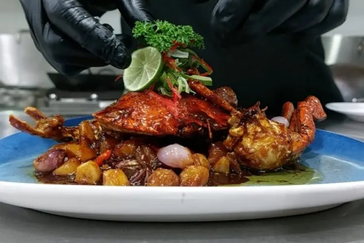 Santap Kepiting Garlic Caramel ala Kurnia Seafood