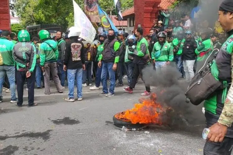 Ratusan Ojol Geruduk Pendopo Bupati Cirebon, Ada Apa?