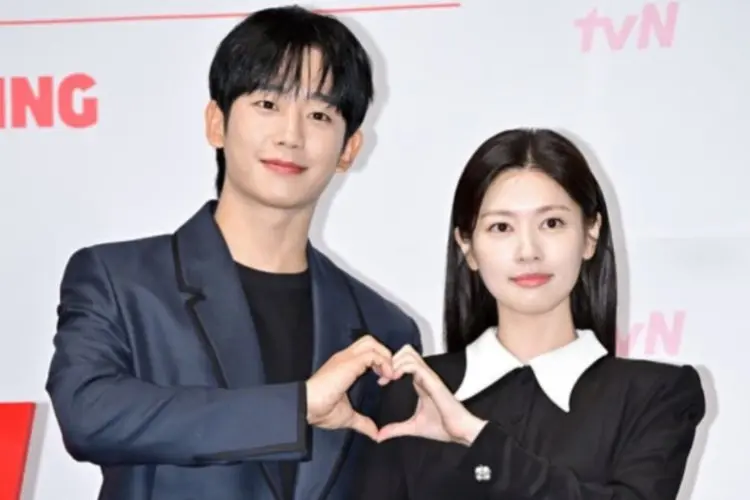 Di Tengah Rumor Kencan, Jung So Min Tunjukan Dukungan untuk Film Baru Jung Hae In