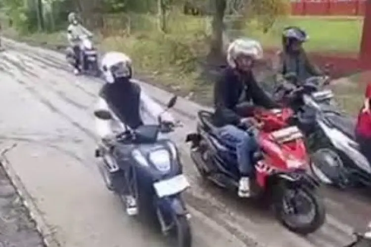 Bikin Gregetan! Malamnya Baru Dicor, Jalan di Desa Cikulak Sudah Dilewati Pengendara Motor Pagi Harinya