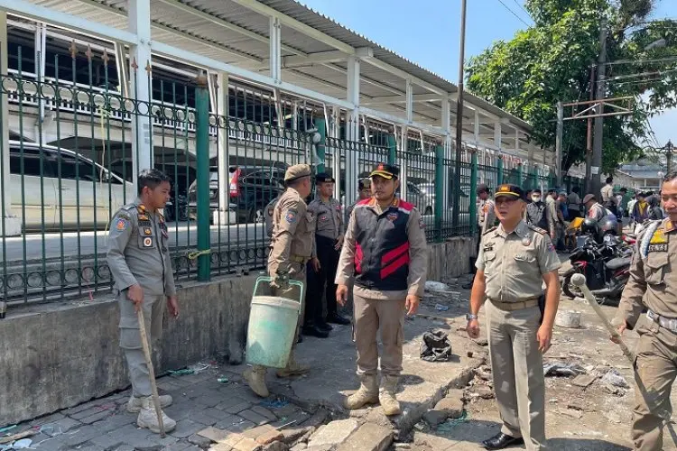 Tim Gabungan Tertibkan Kawasan Mayor Oking, PKL Membandel Siap Disanksi