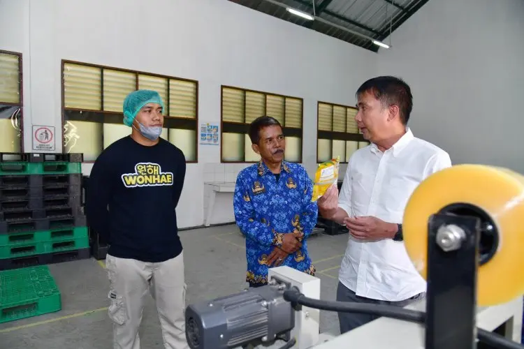 Bey Machmudin Terkesan Pengemasan Mi Wonhae Oleh Siswa SMK Negeri 1 Cibadak Sukabumi