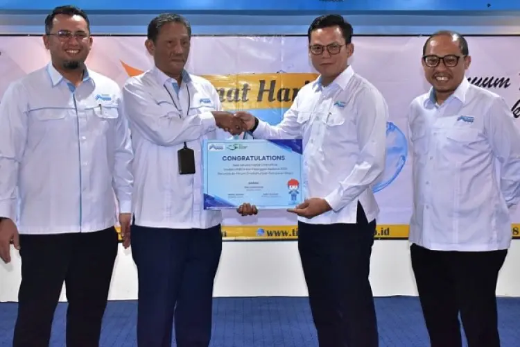 Direksi Perumda Air Minum Tirta Kahuripan Berikan Hadiah kepada Pelanggan Teladan