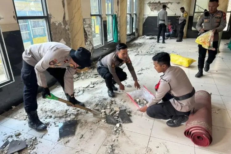 Polresta Bandung Bantu Bersihkan Puing-Puing Pasca Gempa di Kertasari