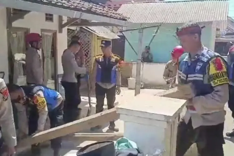Polisi di Garut  Bersihkan Material Rumah Rusak Akibat Gempa