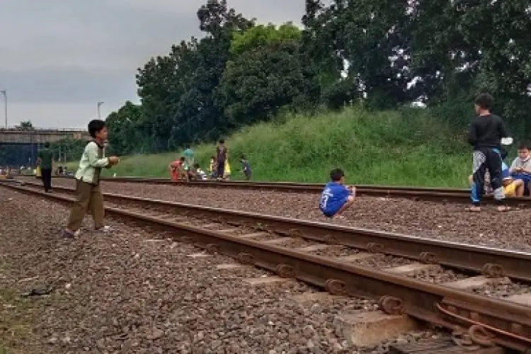 Viral 4 Orang Tewas Tertabrak Kereta di Karawang, Simak Larangan Beraktivitas di Rel Kereta Api yang Harus Dipatuhi!