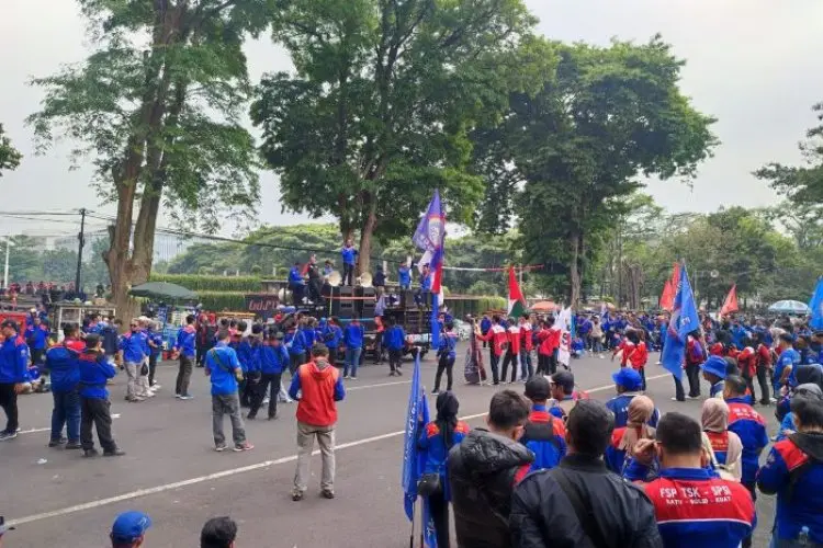 Pantang Menyerah, Buruh Kembali Demo di Gedung Sate Soal Upah