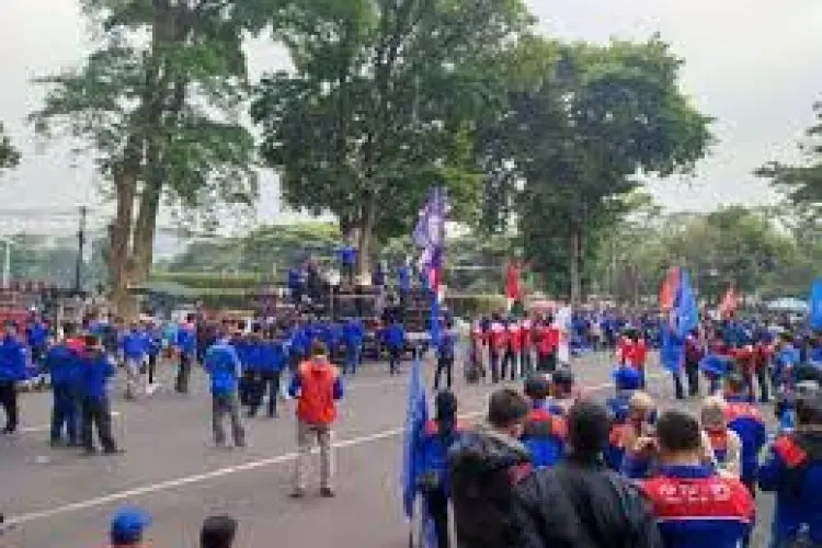 Buruh Serbu 3 Titik Strategis Pemprov Jabar, Ini 3 Tuntutannya