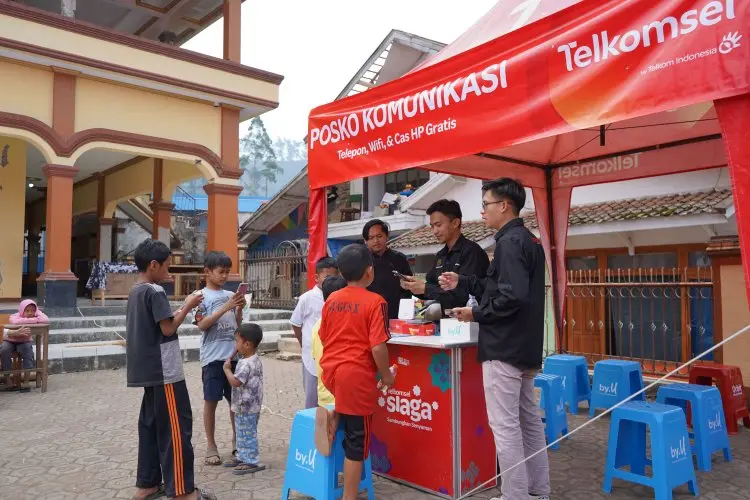 Telkomsel Berikan Bantuan pada Warga Terdampak Gempa Kabupaten Bandung