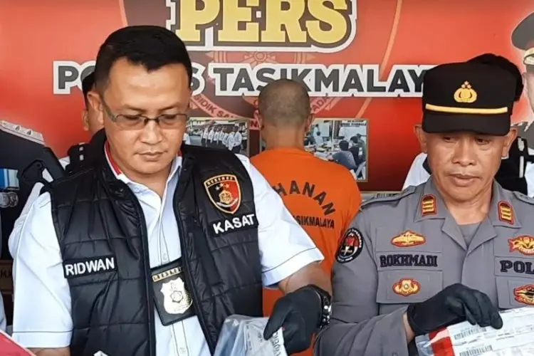 Membunuh Nenek-nenek di Tasikmalaya, Pedagang Cikurubuk Ngumpet di Bawah Ketiak Orang Tua di Pasuruan