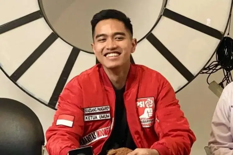 Kaesang Disebut Muka Tembok Gegara Pakai Kaos Tulisan 'Putra Mulyono'