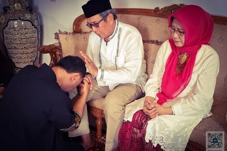 Sebelum Kampanye, Ronal Surapradja Sambangi Rumah Orangtuanya di Cihanjuang KBB