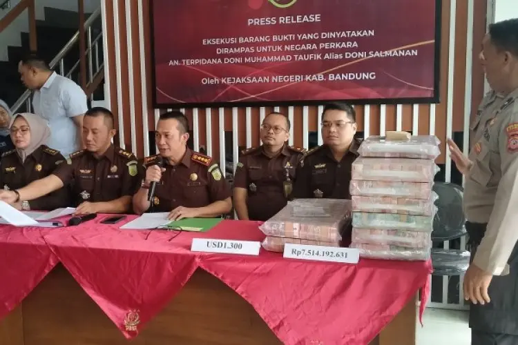 Kejari Bale Bandung Laksanakan Eksekusi Barang Bukti Uang Perkara Afiliator Binary Option Quotex Doni Salmanan