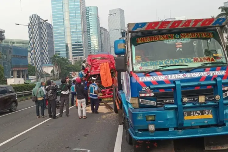Diduga Kelebihan Beban, Truk Berisi Kedelai Tak Kuat Menanjak hingga Tewaskan Sopir Truk Muatan Paku di Tol Dalam Kota