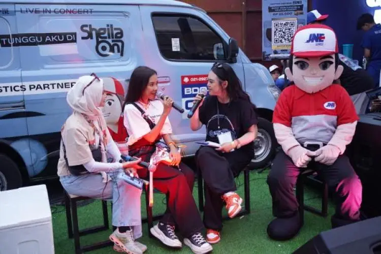 JNE Semarakkan Konser Sheila On 7 Tunggu Aku di Bandung