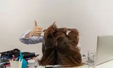 8 Kebiasaan Buruk yang Harus Ditinggalkan agar Rambut Lebih Tebal