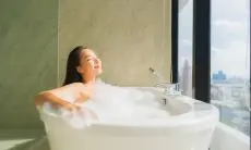 Manfaat Mandi Susu: Ritual Kecantikan yang Menyehatkan Kulit Anda