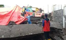 Dipicu Hujan Deras dan Angin Kencang, Benteng Rumah Setinggi 20 Meter Ambrol