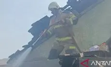 BPBD Karawang Turunkan Tiga Unit Damkar Padamkan Kebakaran Gudang