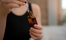 5 Serum Terbaik yang Bikin Rambut Berminyak Anda Terlihat Lebih Sehat