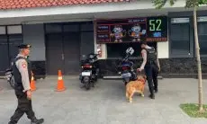 Anjing Pelacak Bantu Jajaran Polda Jabar Sterilisasi Kantor KPU dan Bawaslu Jabar