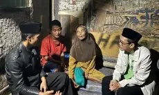 Buktikan Komitmen Pasangan EDUN, Kang Unjang Asari Perbaiki Rutilahu Milik Mak Anih di Desa Ciburuy
