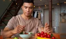 Cara Makan Perlahan: Manfaat Kesehatan yang Tidak Boleh Diabaikan