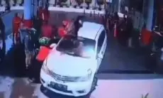 Viral! Diduga Tabrak Lari, Mobil di Solo Jadi Bulan-bulanan Massa