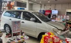 Tak Sadar Salah Injak Gas, Pengemudi Mobil Tabrak Minimarket hingga Kaca Depan Alami Kerusakan