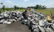 Diprotes Warga, Ratusan Karung Diduga Berisi Limbah Batu Bara Ancam Kesehatan Anak-anak di Kecamatan Cihampelas