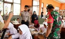 Polisi Pantau Pendistribusian Makanan Bergizi di SDN Lemburmuncang Soreang Bandung