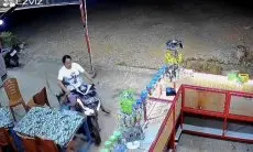 Viral Video Motor Tabrak Warung Gegara Emak-emak Lupa Cabut Kunci Motor Usai Anaknya Pegang Gas
