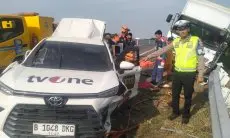 Sedang Bersihkan Kaca Mobil di Bahu Jalan Tol Pemalang, Mobil Kru tvOne Ditabrak Truk Hingga Tewaskan 3 Orang