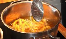 Trik Sederhana Menjernihkan Minyak Goreng Bekas: Hanya Pakai Bahan Alami Ini, Minyak Kembali Bersih dan Siap Pakai!