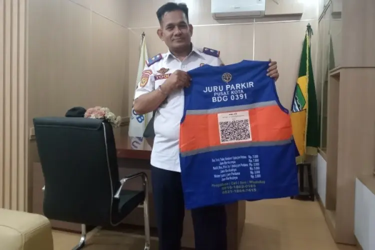 Juru Parkir di Kota Bandung Kini Diseragami Rompi QR Code
