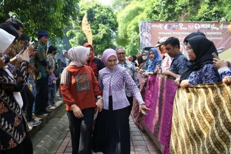 Kota Bogor Pecahkan Rekor Bentangkan 4,1 Kilometer Kain Batik