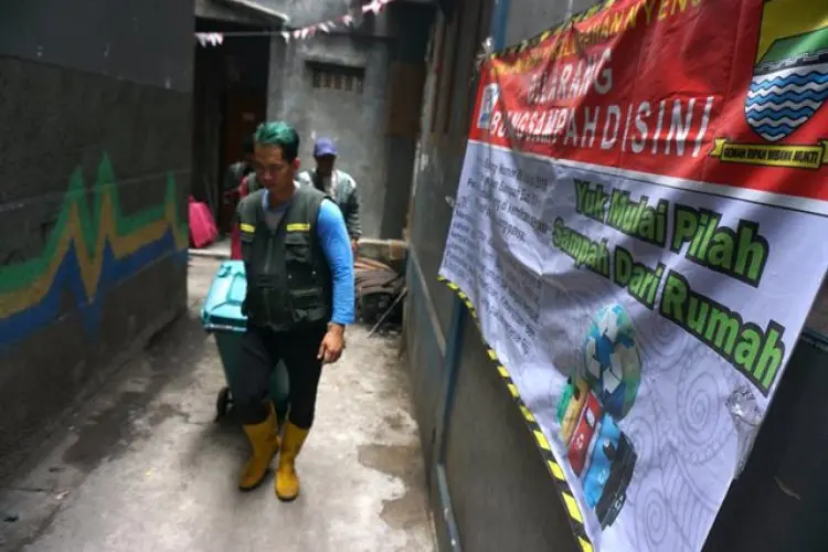 FOTO: Layanan Jemput Bola Sampah Organik di Lio Genteng