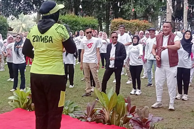 Kampanye di Dapil Tiga, Cabup Bogor Rudy Susmanto Senam bersama Komunitas