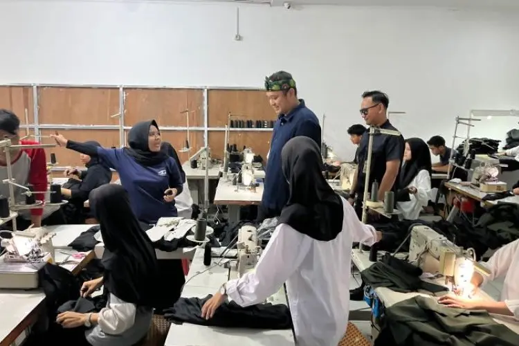 Sambangi Pabrik Garmen di Padalarang, Gilang Dirga Terkesan dengan Cara Kerja Para Buruh