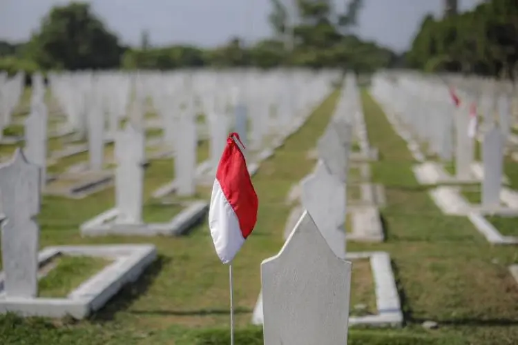 Ziarah Nasional di Taman Makam Pahlawan Cikutra, Penjabat Wali Kota Bandung Ucapkan Selamat HUT TNI ke-79