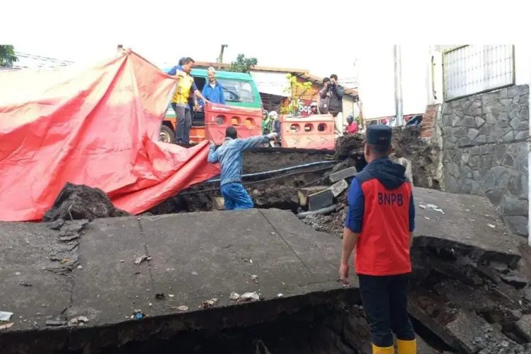 Dipicu Hujan Deras dan Angin Kencang, Benteng Rumah Setinggi 20 Meter Ambrol
